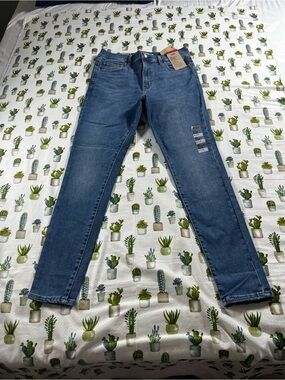 Levi’s 720 High-Rise Super Skinny Red Tab Women’s Blue Jeans size 31X30 NWT